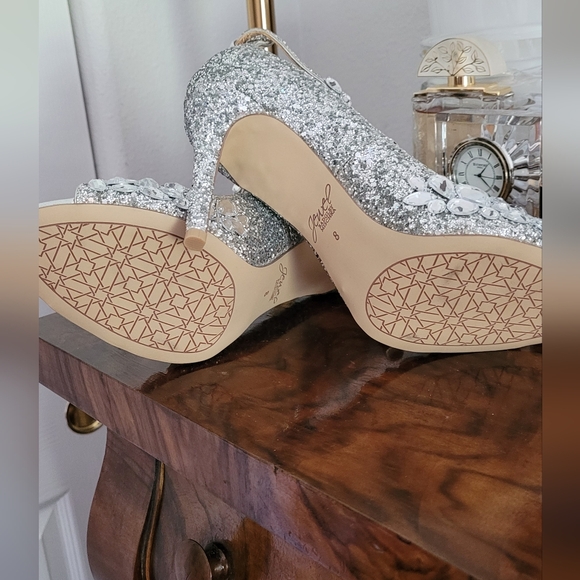 Badgley Mischka silver crystal t-strap heels NWOT size 8 Conroy T strap - Picture 7 of 8